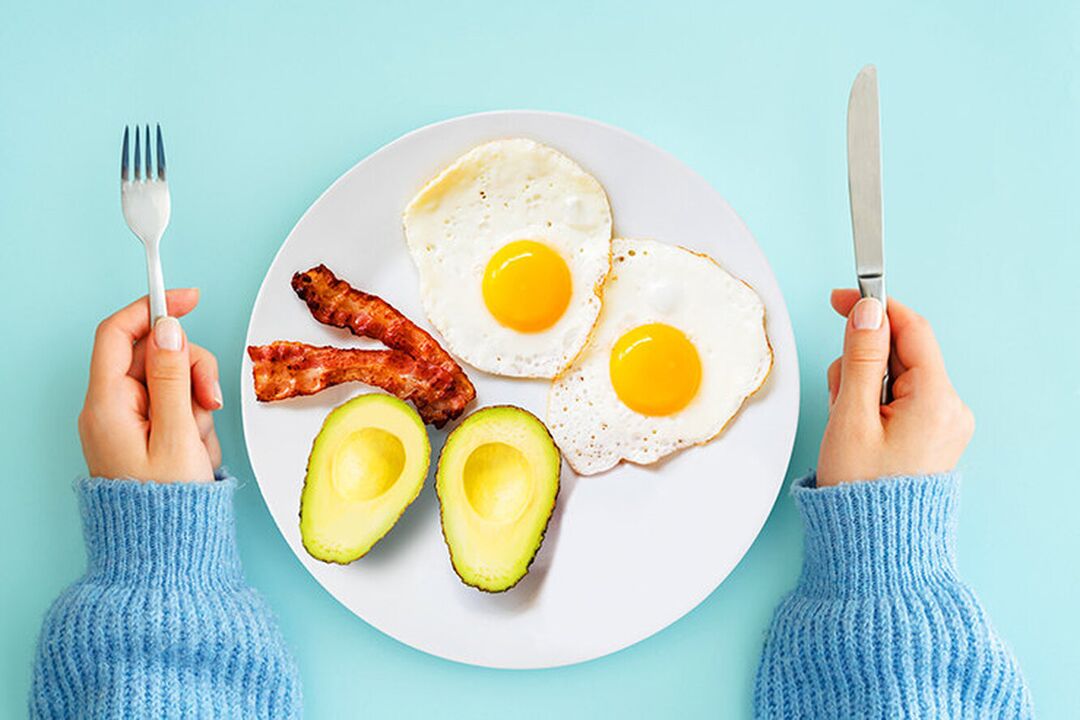 The perfect breakfast on the keto diet menu - eggs with bacon and avocado