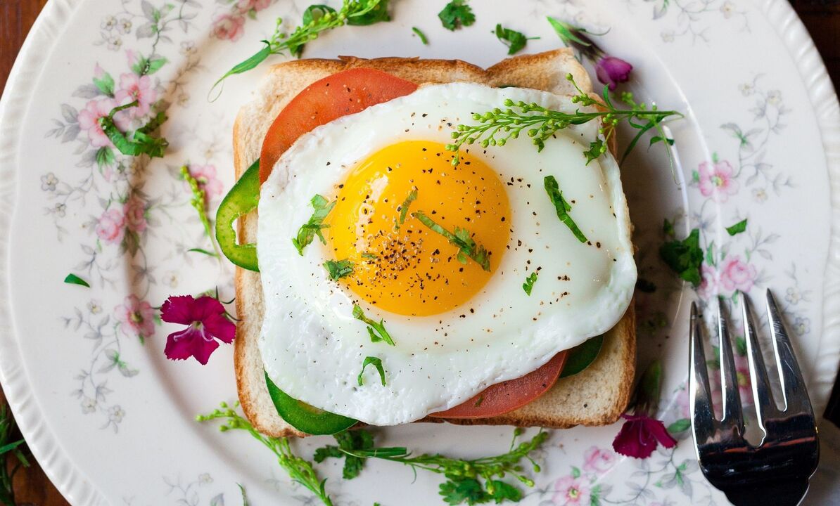 scrambled egg sandwich on a protein diet